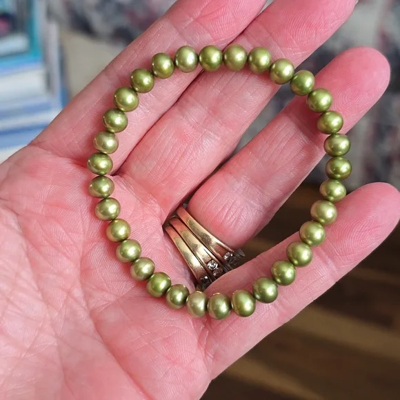 New. 8.mm Olive Green Cultured Freshwater Pearl Stretch Bracelet - Picture 2 of 3